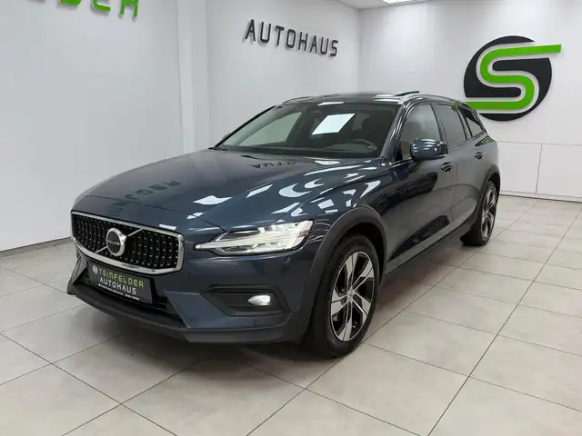 Volvo V60 Cross Country view 3