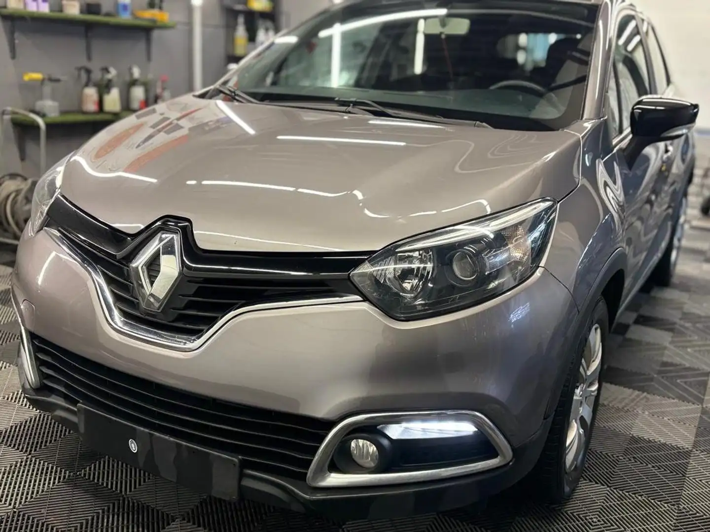 Renault Captur 1.5d Euro 5b bj. 2015 Grau - 2