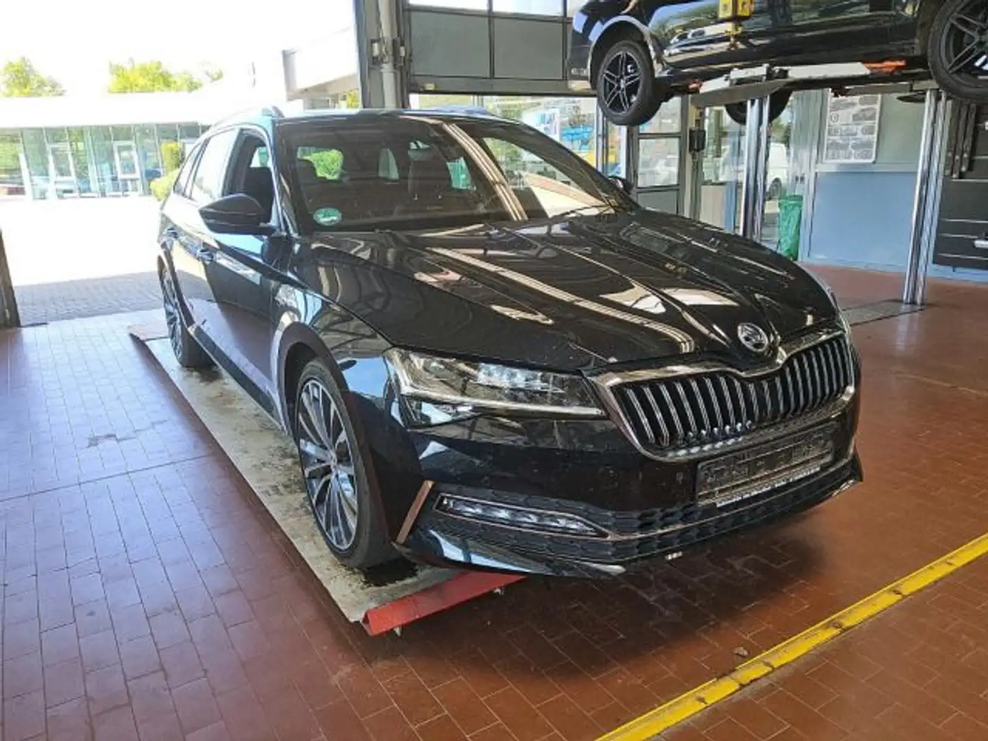 Skoda Superb Combi 2.0 TSI DSG L&K MATRIX STDHZ PANO Schwarz - 2