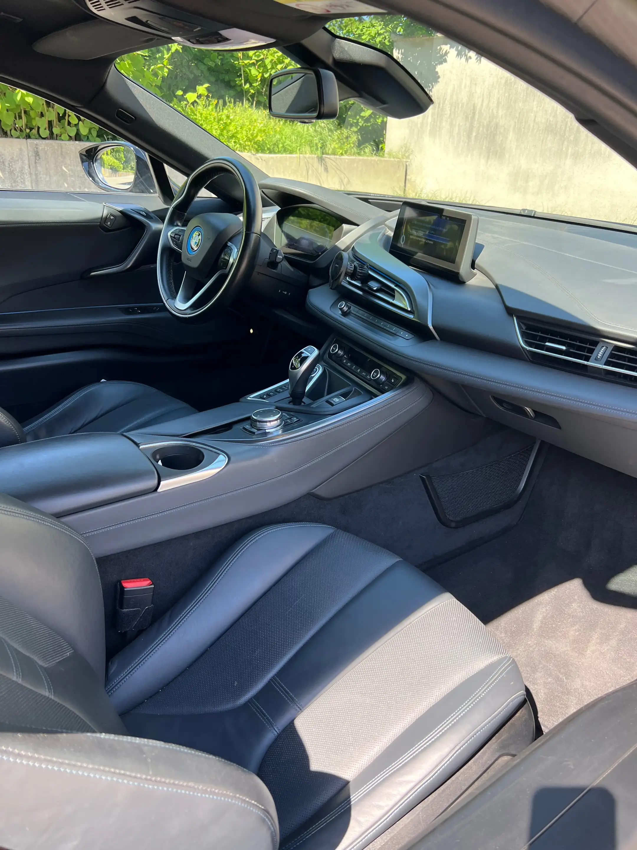 BMW i8 i8 11.6 kWh PHEV (266 kW) — photo 12