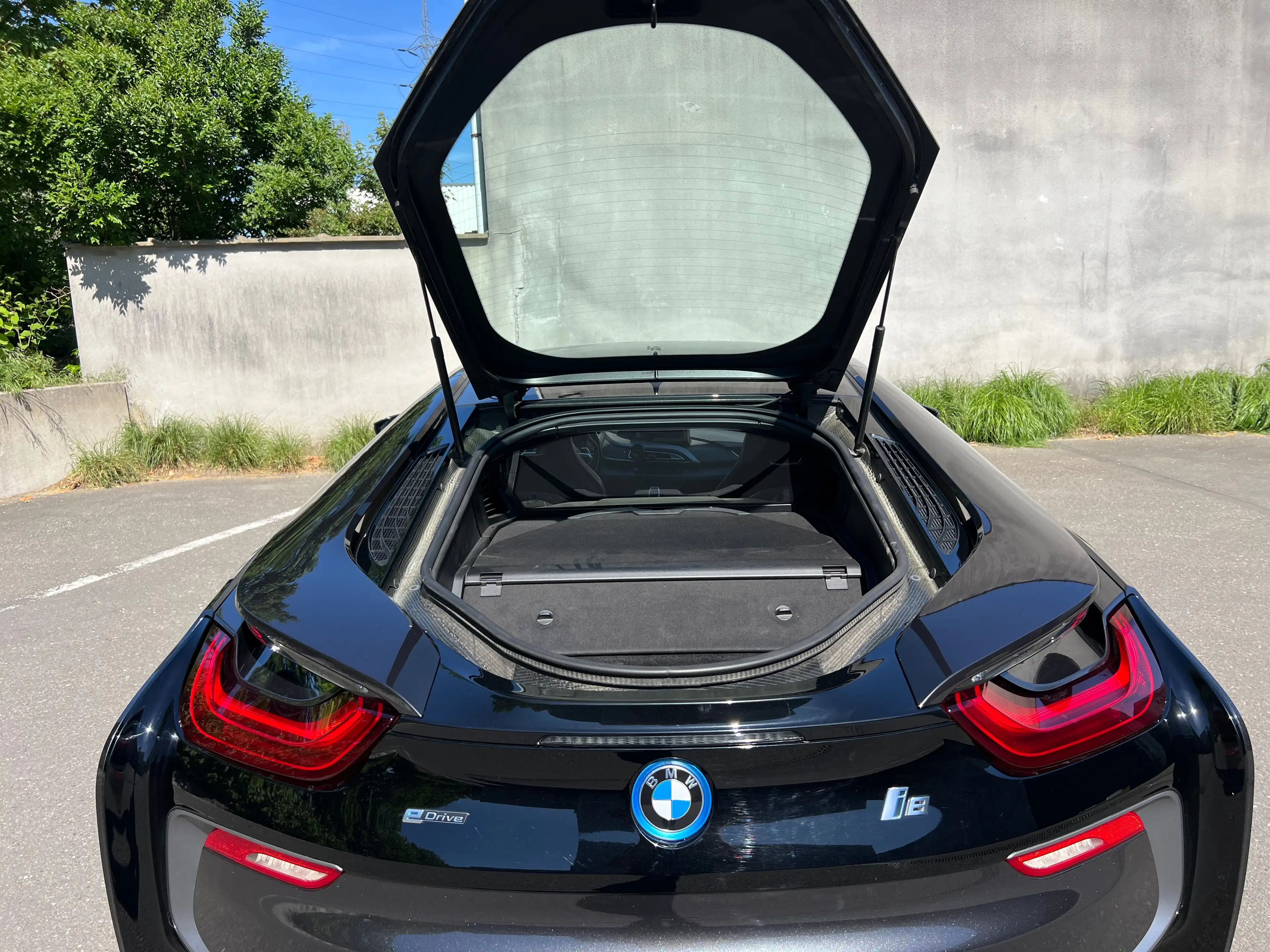 BMW i8 i8 11.6 kWh PHEV (266 kW) — photo 11