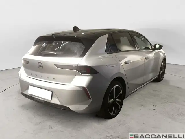 Opel Astra view 4