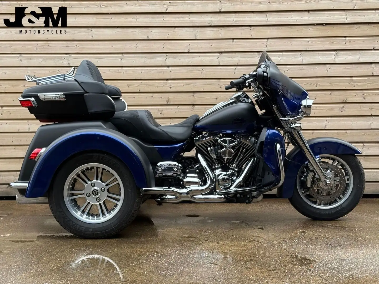 Harley-Davidson Tri Glide ULTRA CLASSIC FLHTCUTG Black - 2