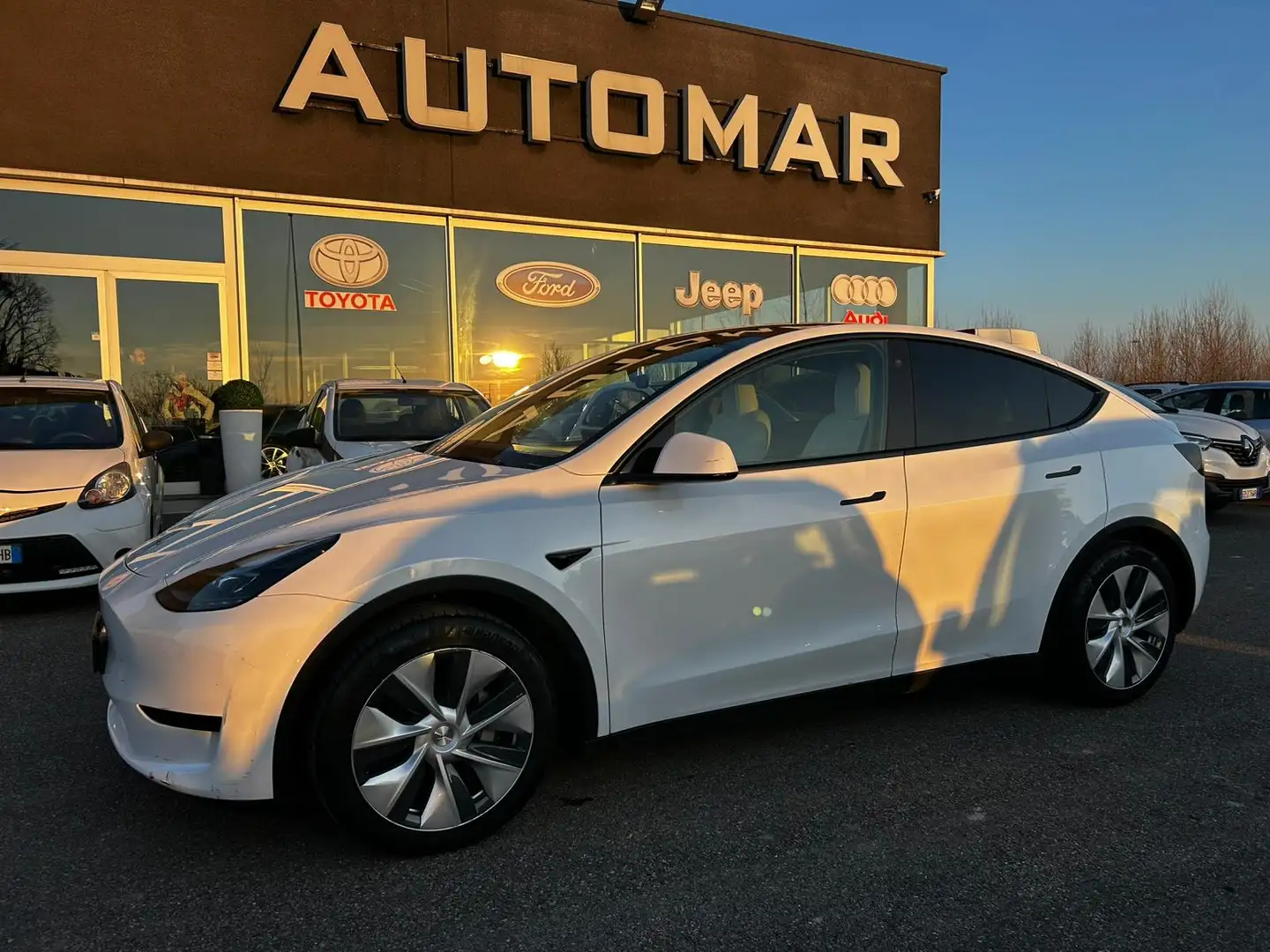 Tesla Model Y Single Motor rwd interni premium in pelle bianca. Blanc - 1