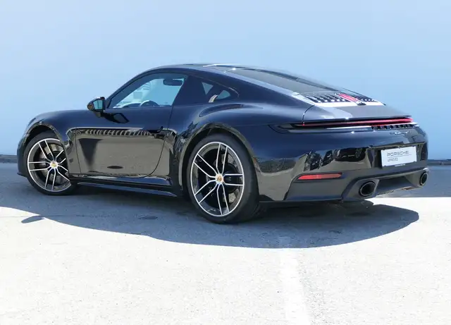 Porsche 911 view 3