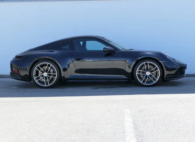 Porsche 911 view 6
