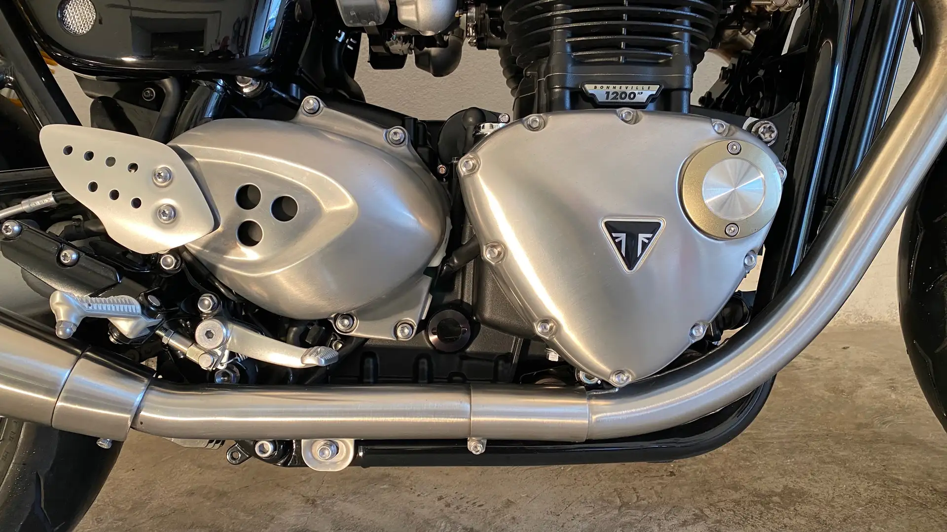 Triumph Thruxton 1200 R Srebrny - 2