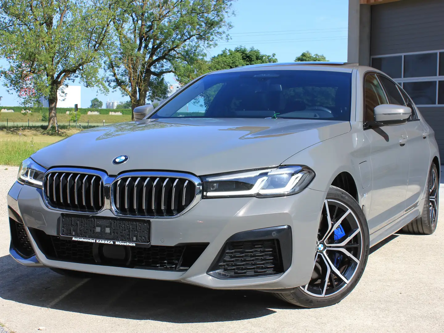 BMW 545 545e xDrive Aut. M Sportpaket Glasdach RFK HUD 1.H Grau - 1