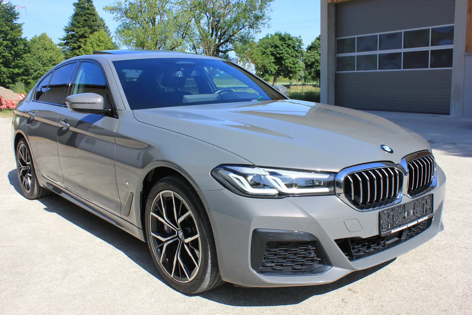 BMW 545 545e xDrive Aut. M Sportpaket Glasdach RFK HUD 1.H Grau - 2
