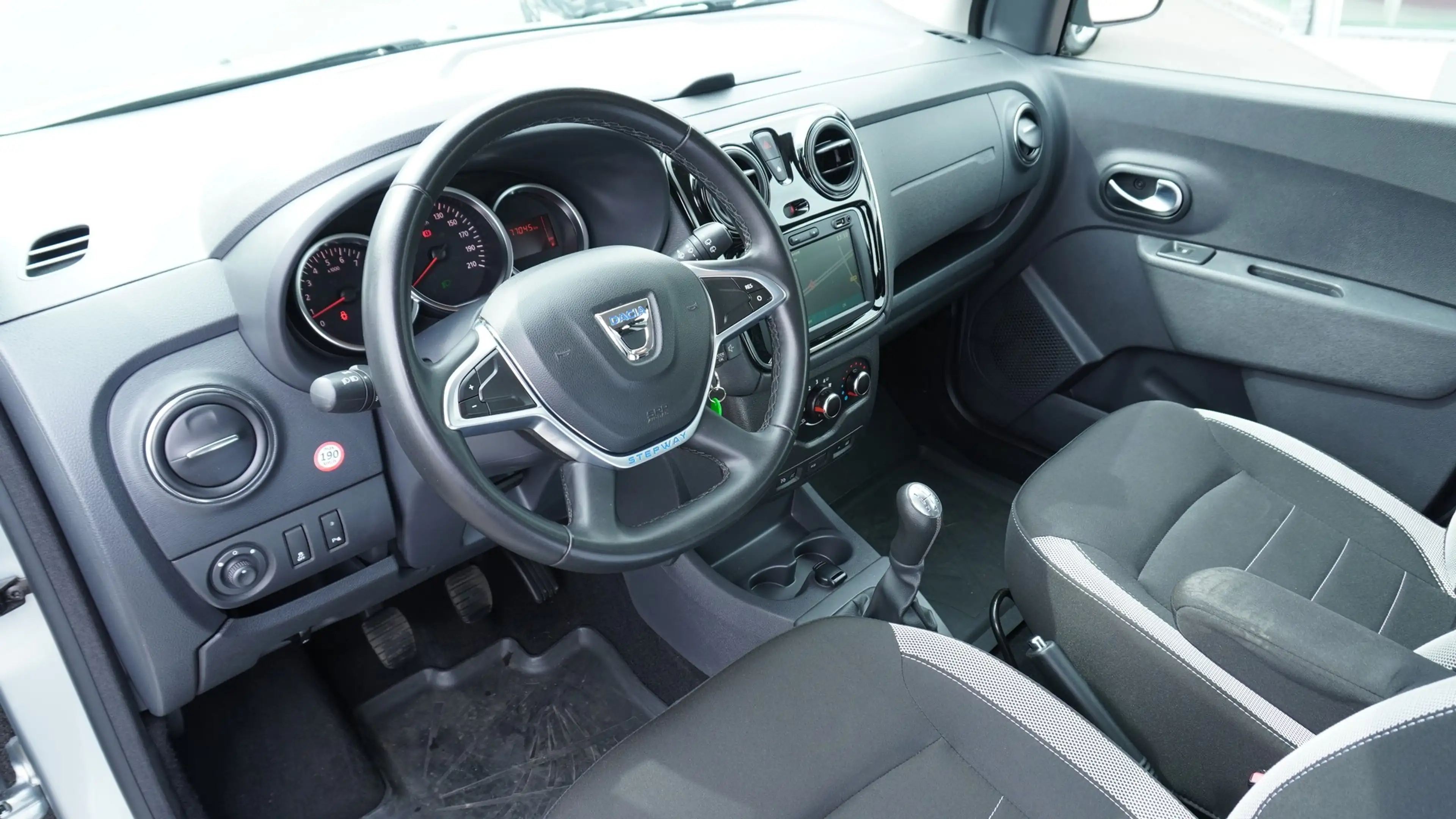 Dacia Lodgy Stepway 1.6 SCe100 Navi AHK Sitzheizung — photo 11
