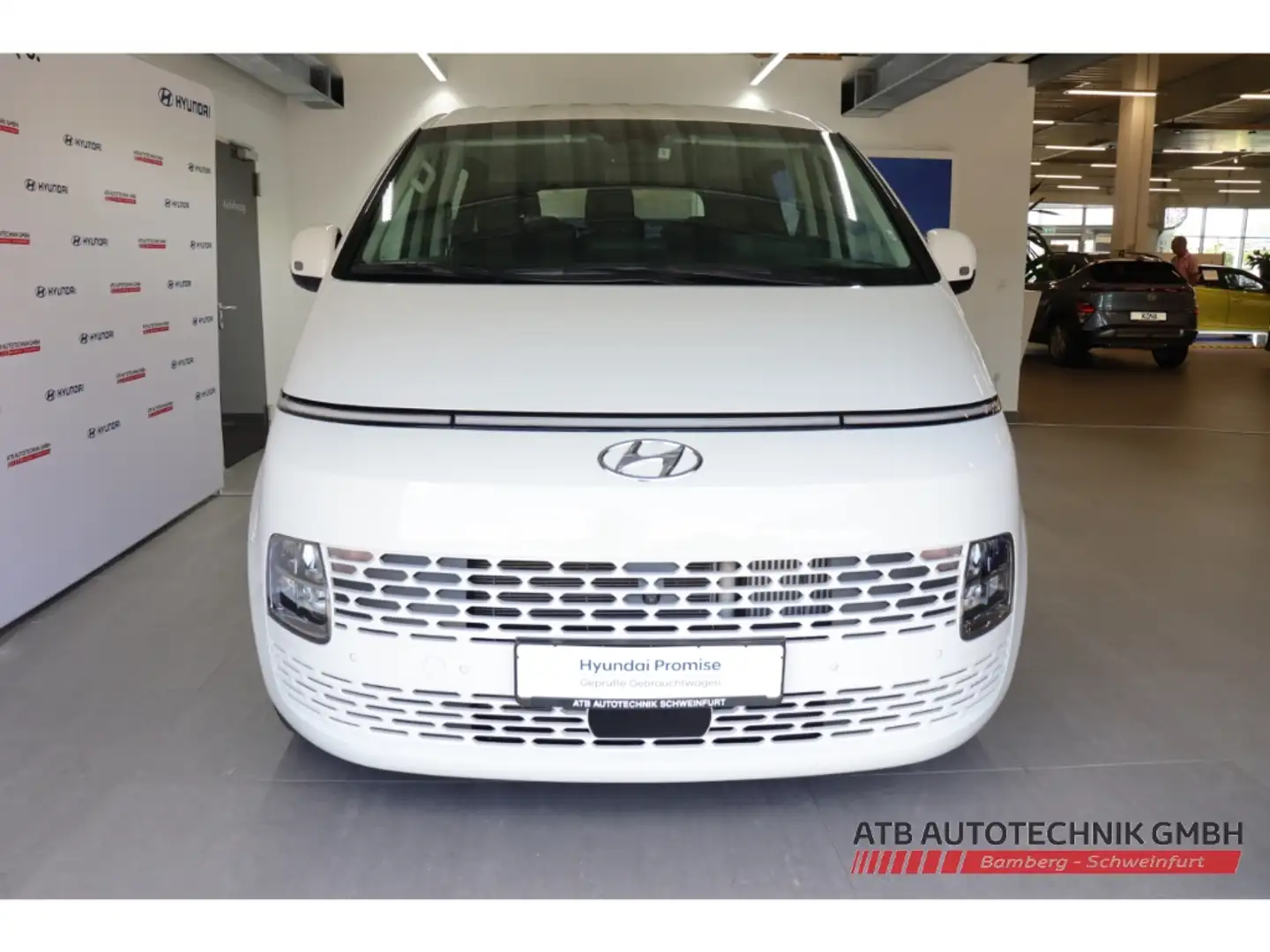 Hyundai STARIA Trend 9-Sitzer 2.2 CRDi 8 A/T 2WD 177PS Park-Paket Weiß - 2