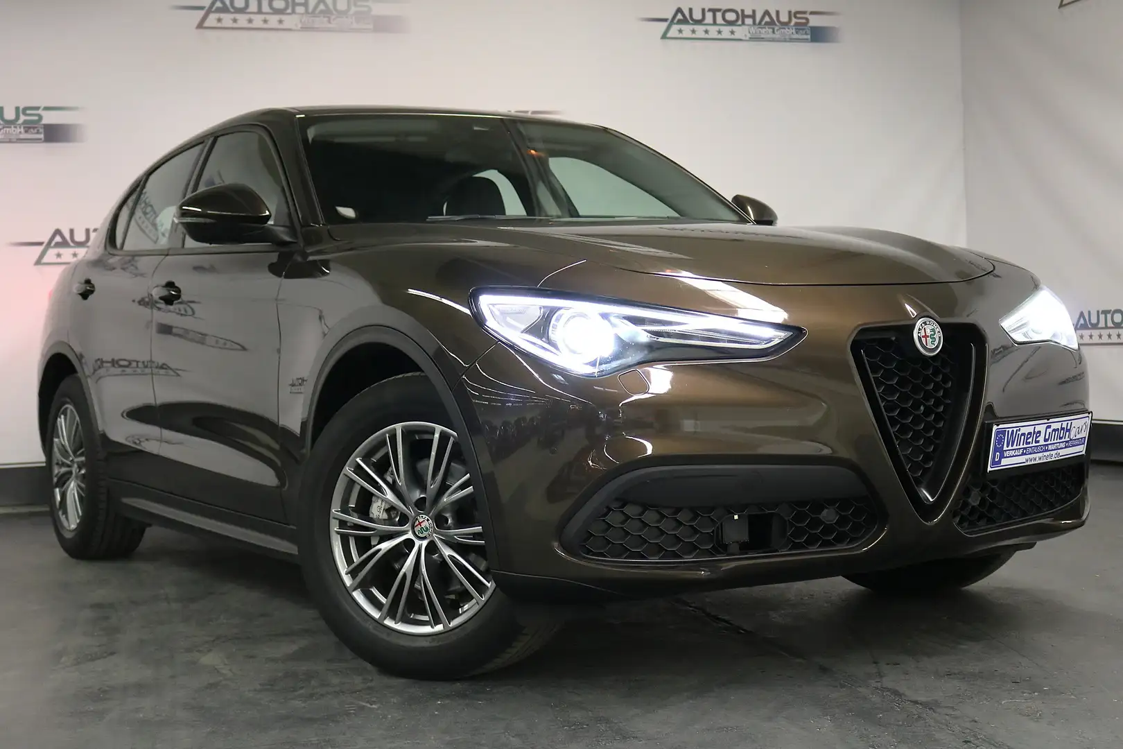 Alfa Romeo Stelvio Super*1HAND*AHK*NAVI*LEDER*KAMERA*PDC*Xenon*uvm Brun - 1