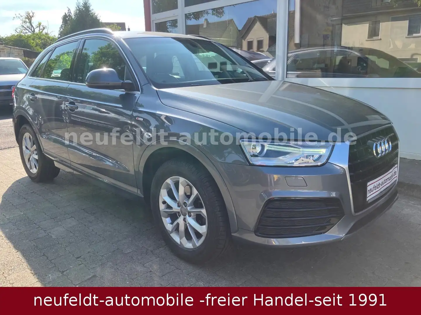 Audi Q3 S Line design Bi-Xenon NAVI 1.Hand Grau - 2