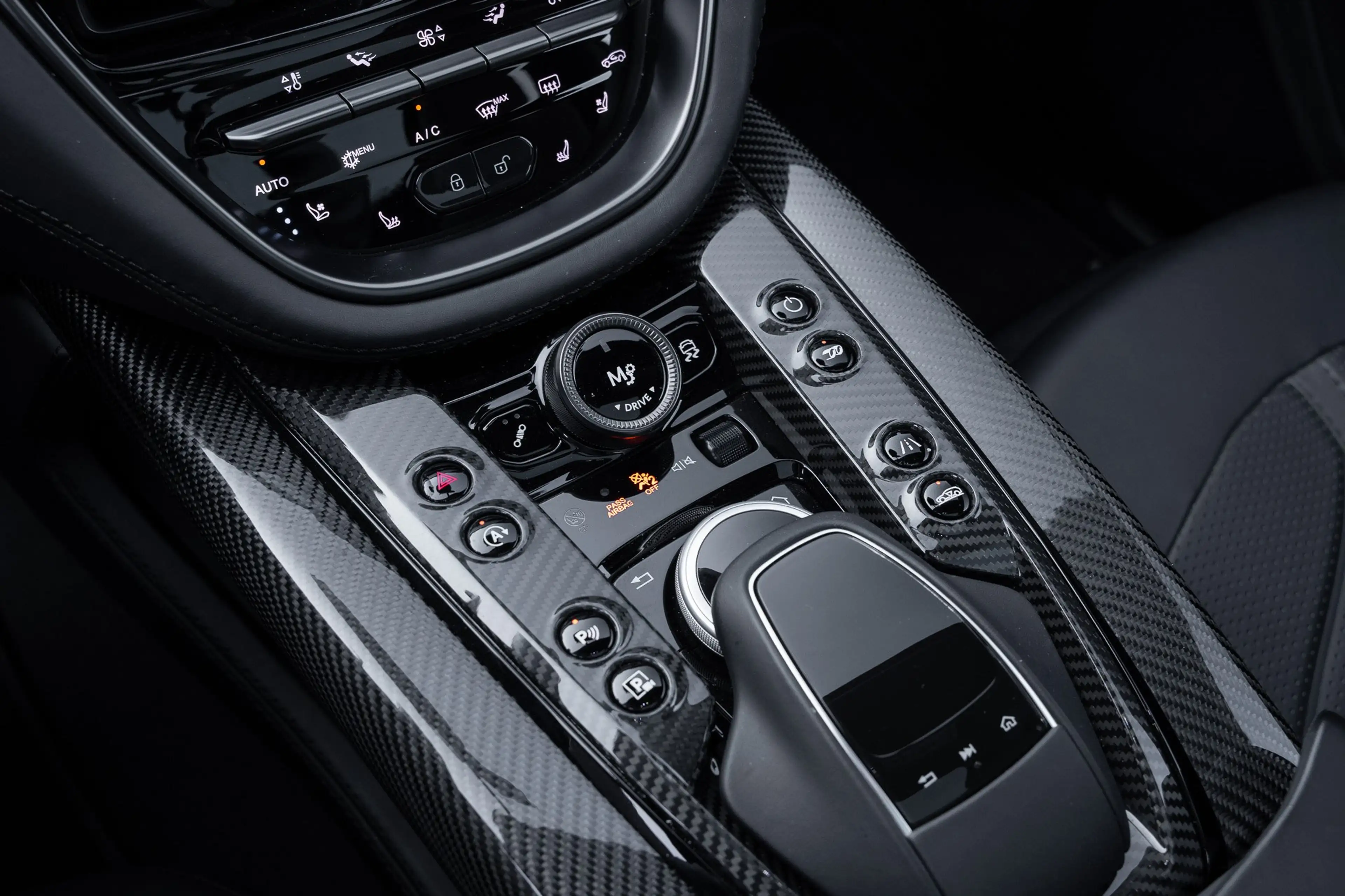 Aston Martin DBX 707 / 1 Owner — photo 12