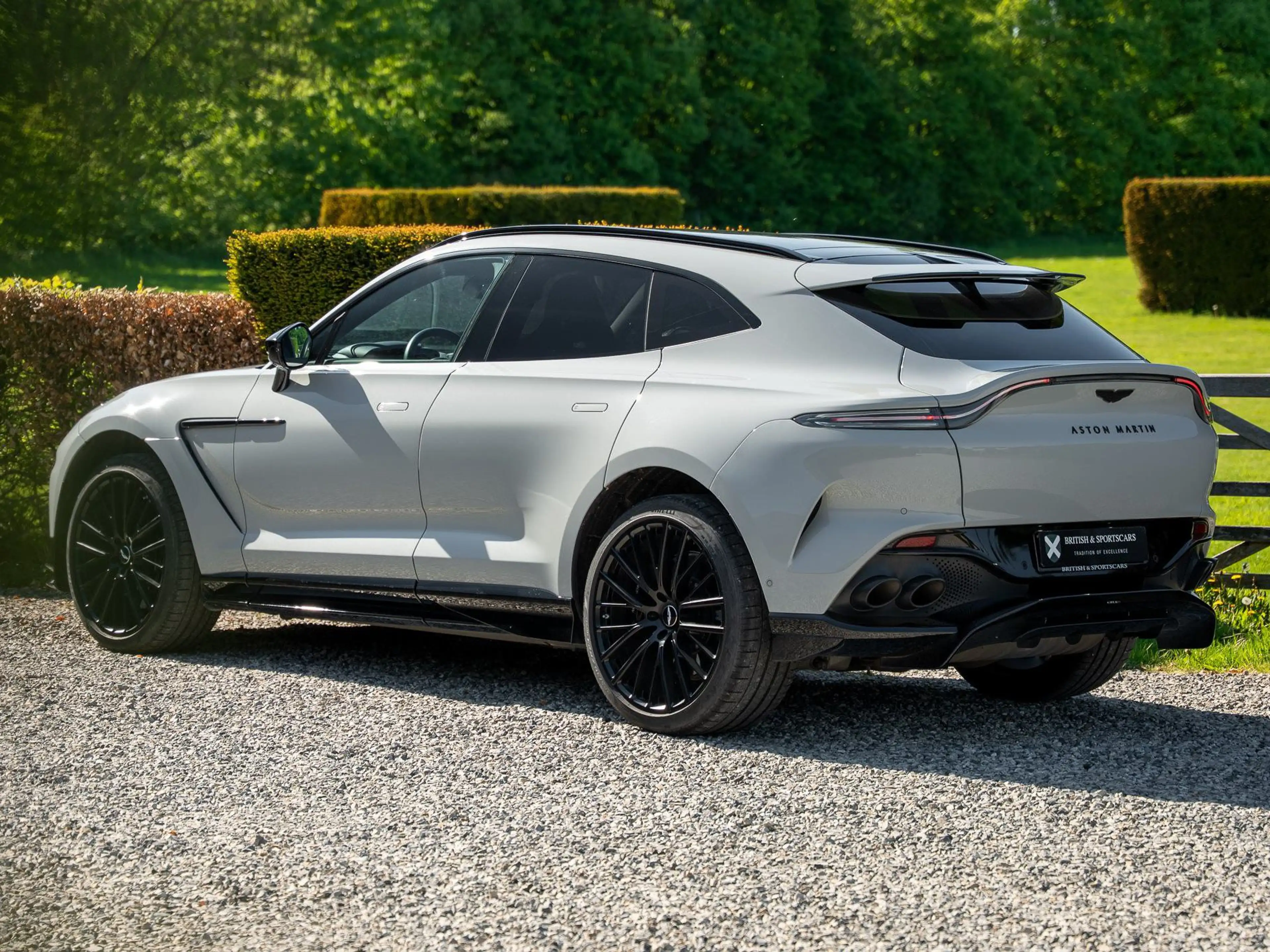 Aston Martin DBX 707 / 1 Owner — photo 2