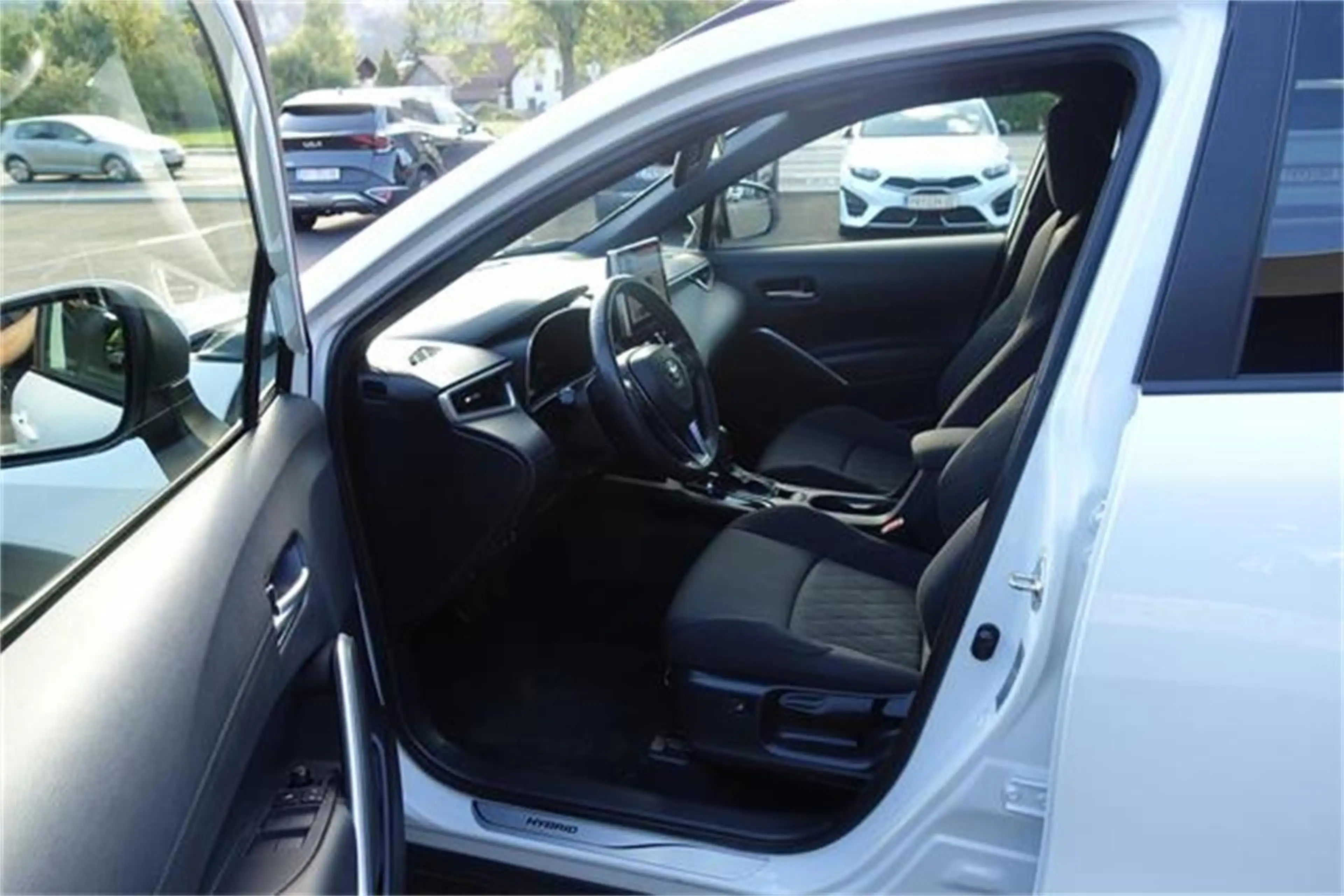 Toyota Corolla Cross 2,0 Hybrid Active Drive AWD — photo 4