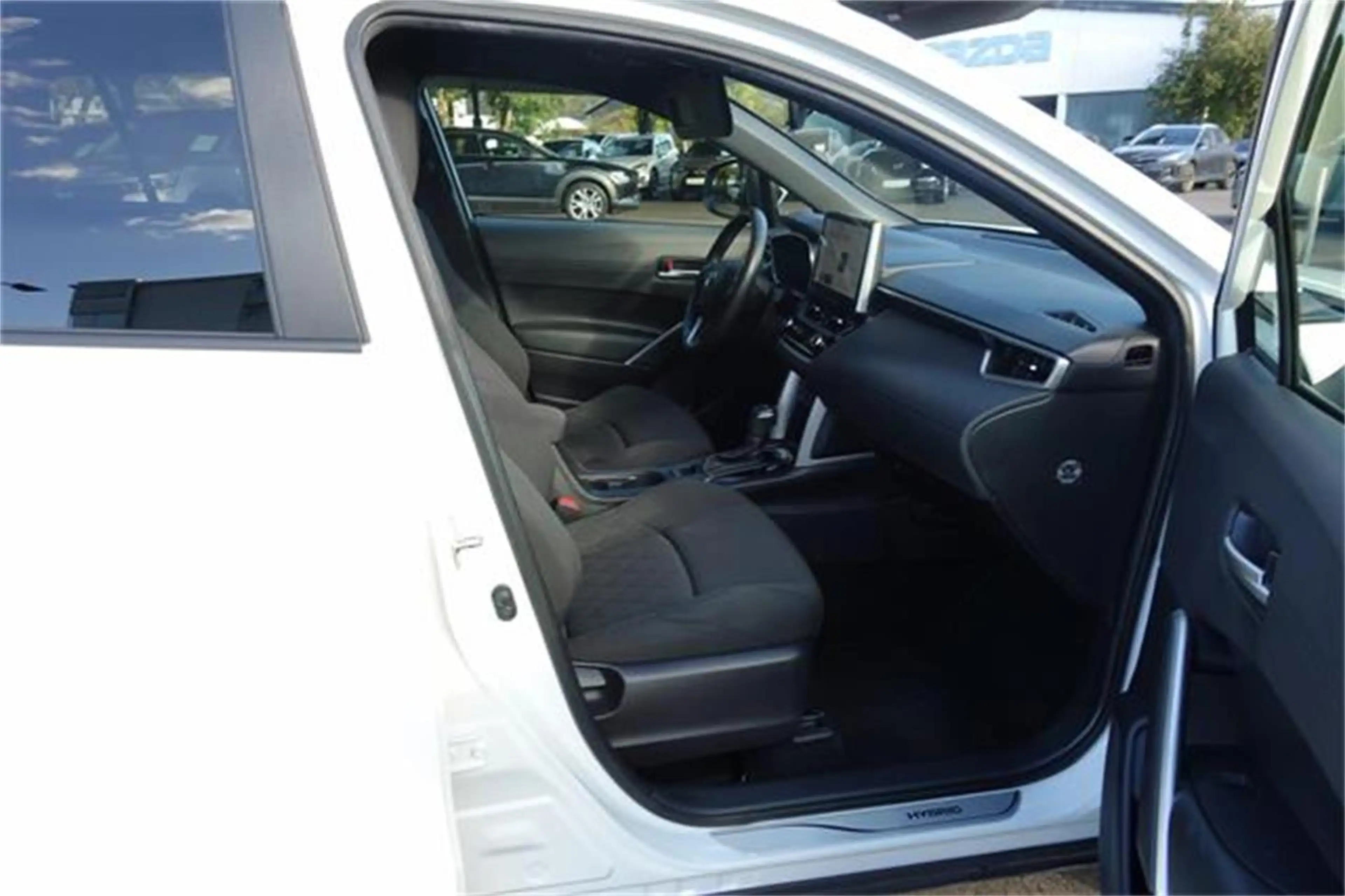 Toyota Corolla Cross 2,0 Hybrid Active Drive AWD — photo 10