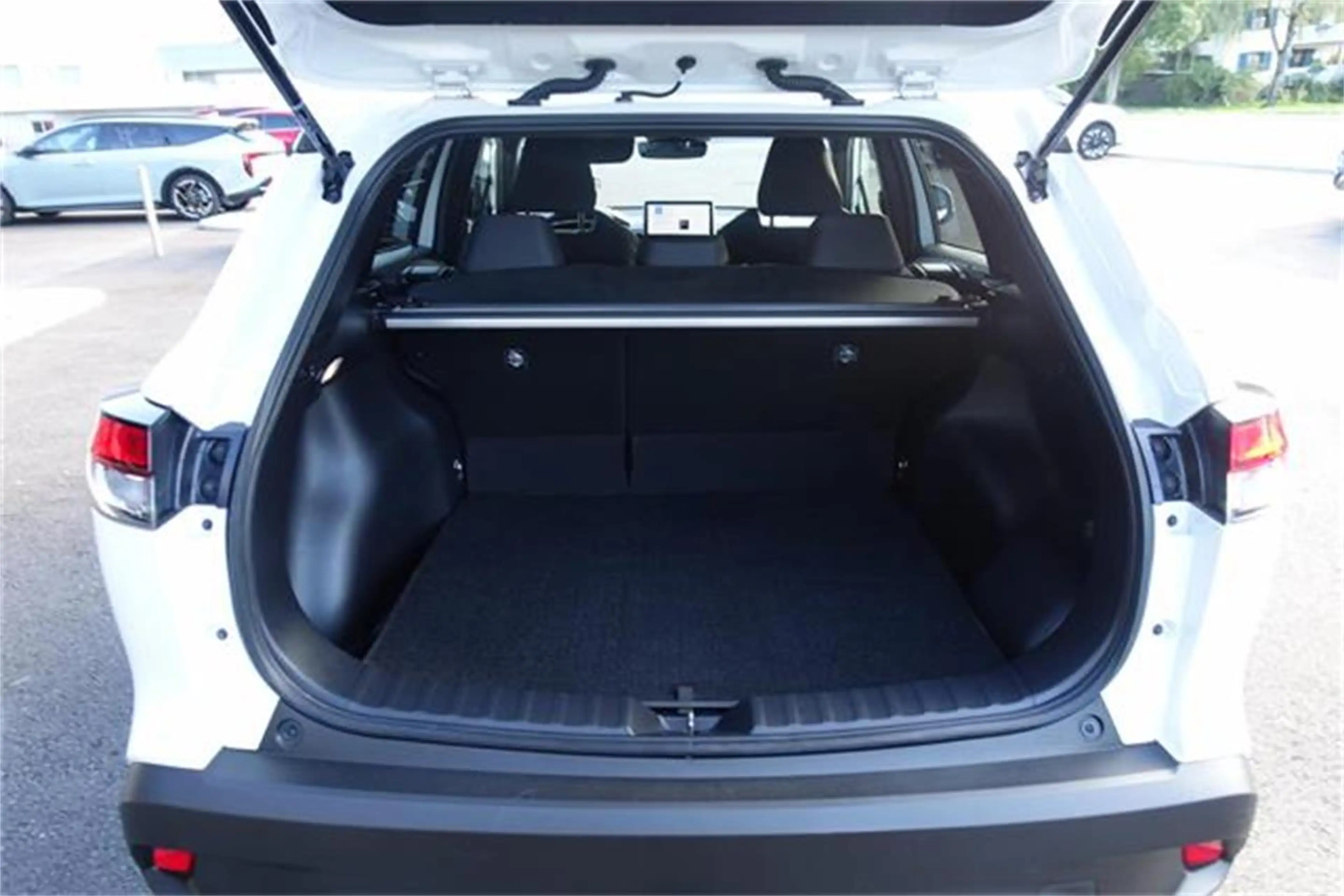 Toyota Corolla Cross 2,0 Hybrid Active Drive AWD — photo 8