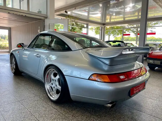 Porsche 911 view 6