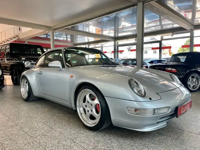 Porsche 911 view 5