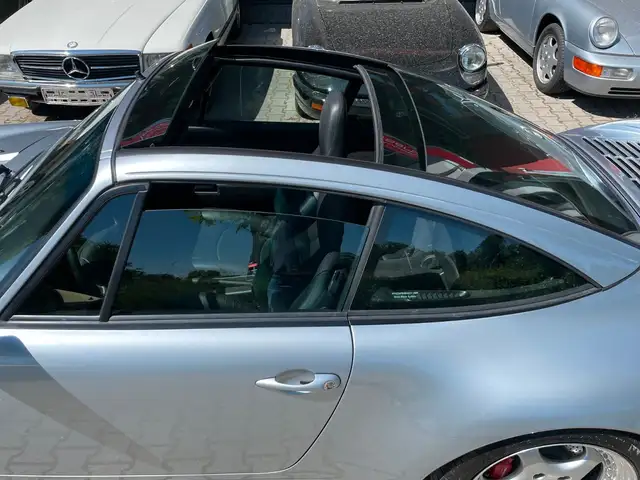 Porsche 911 view 10