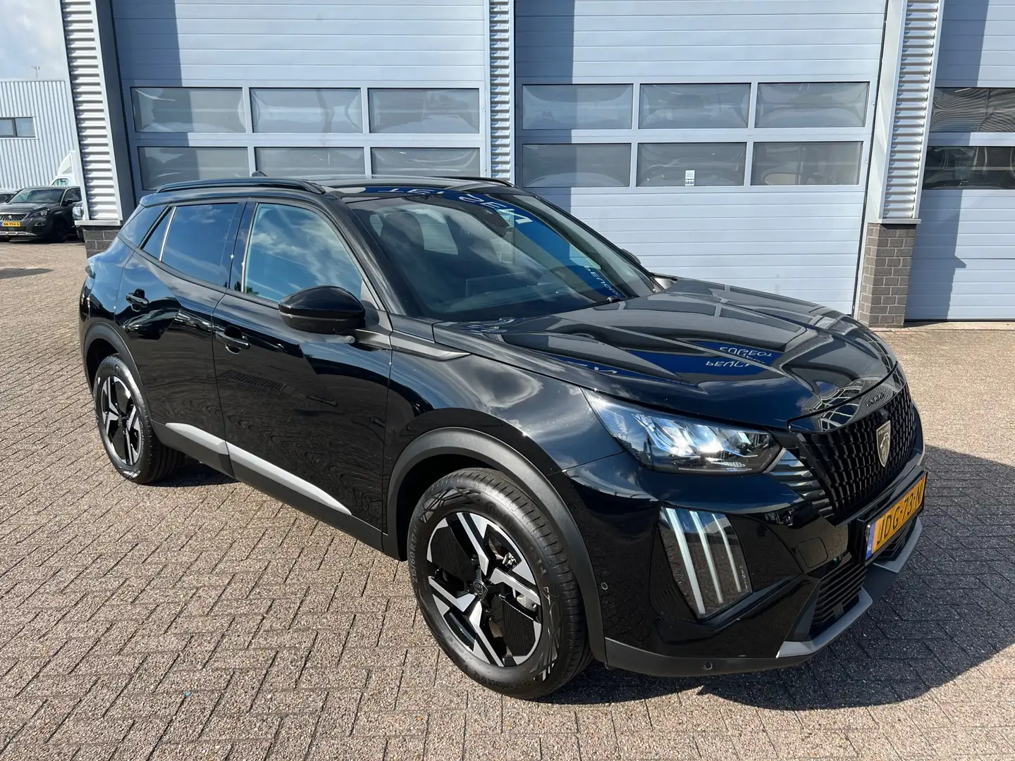 Peugeot 2008 1.2 Hybrid 145PK Allure | Keyless | Navigatie | 36 Zwart - 2