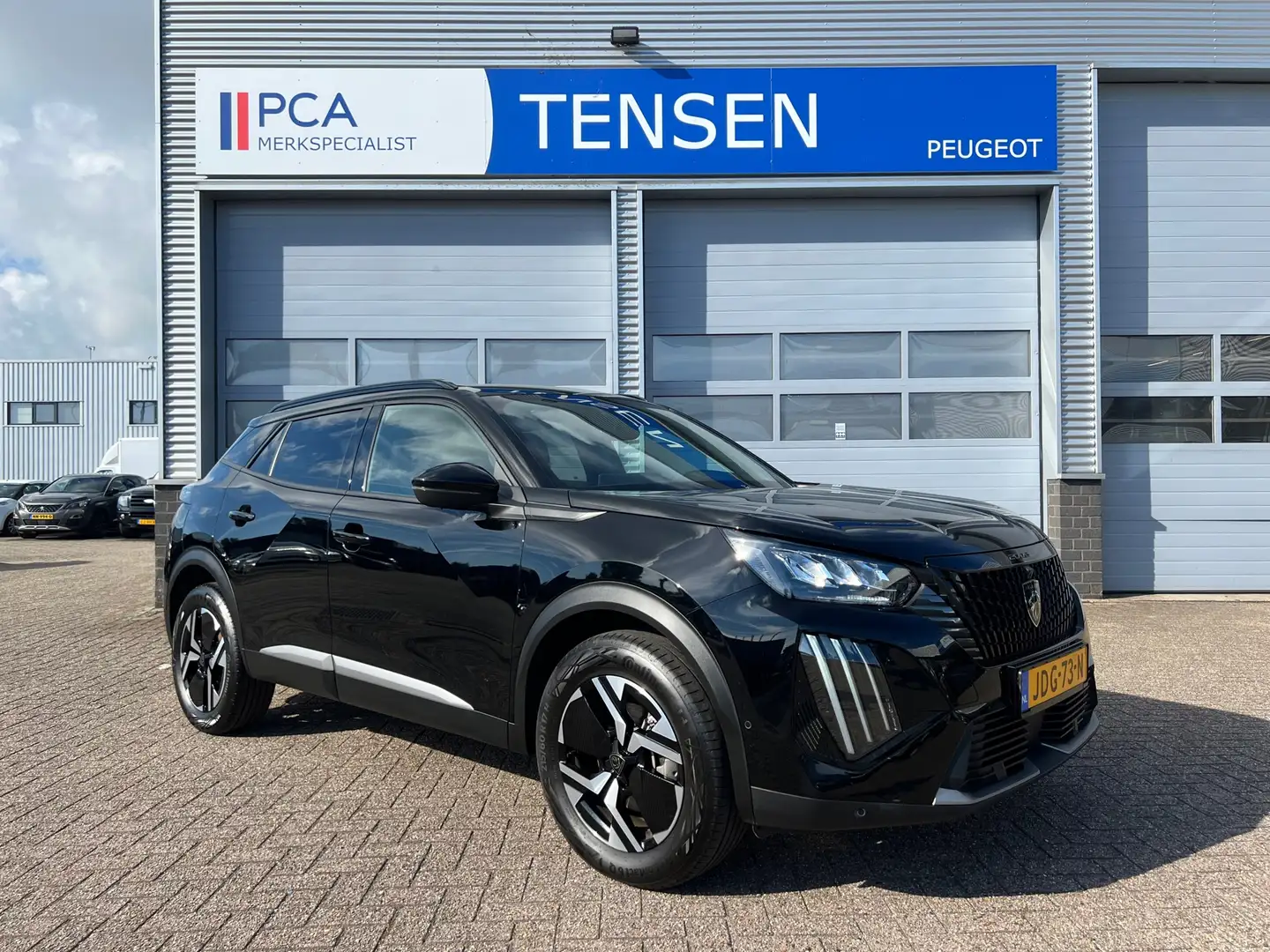 Peugeot 2008 1.2 Hybrid 145PK Allure | Keyless | Navigatie | 36 Zwart - 1