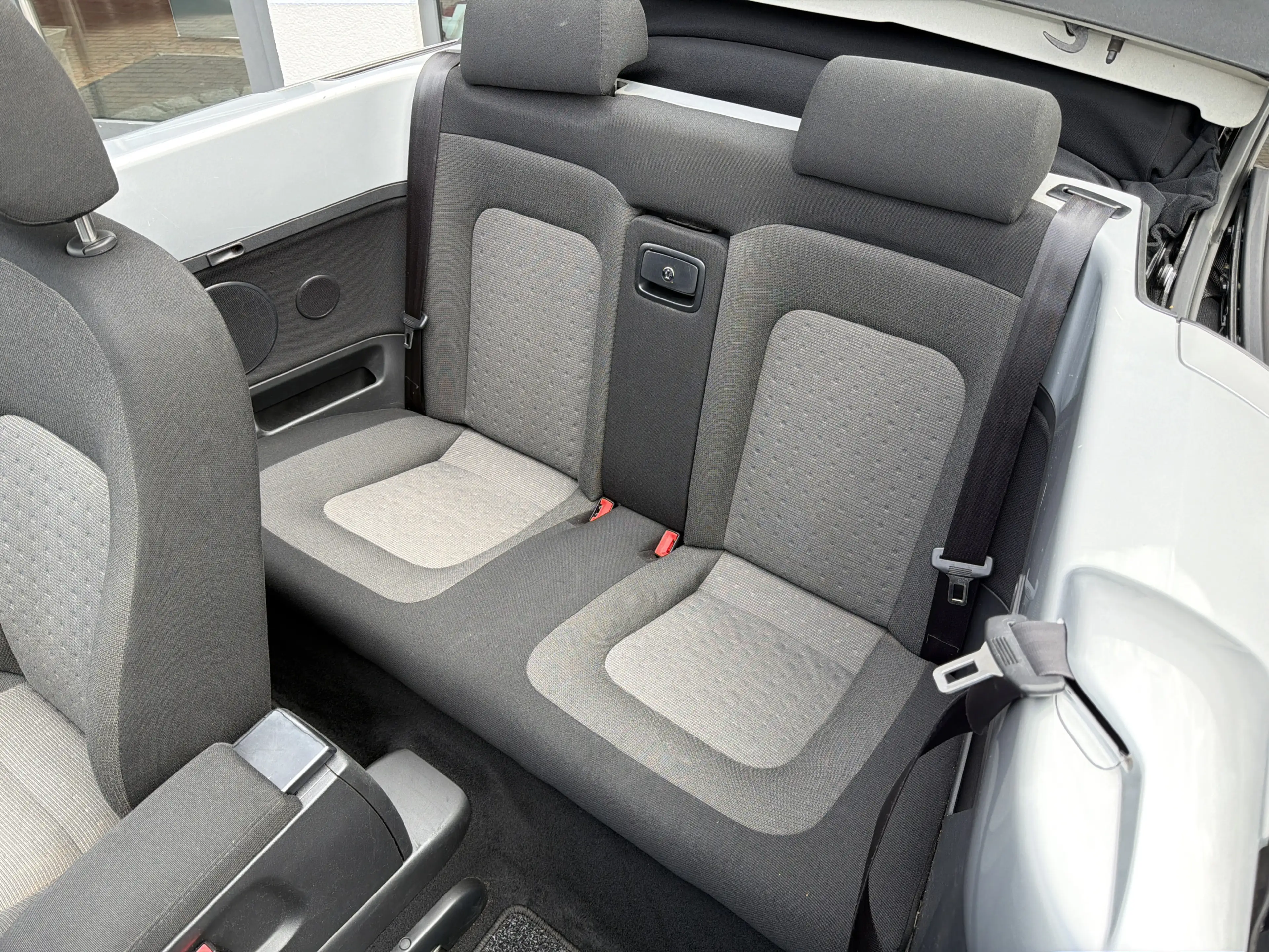 Volkswagen Beetle 1.6l Cabrio Klima*el. Verdeck* — photo 8