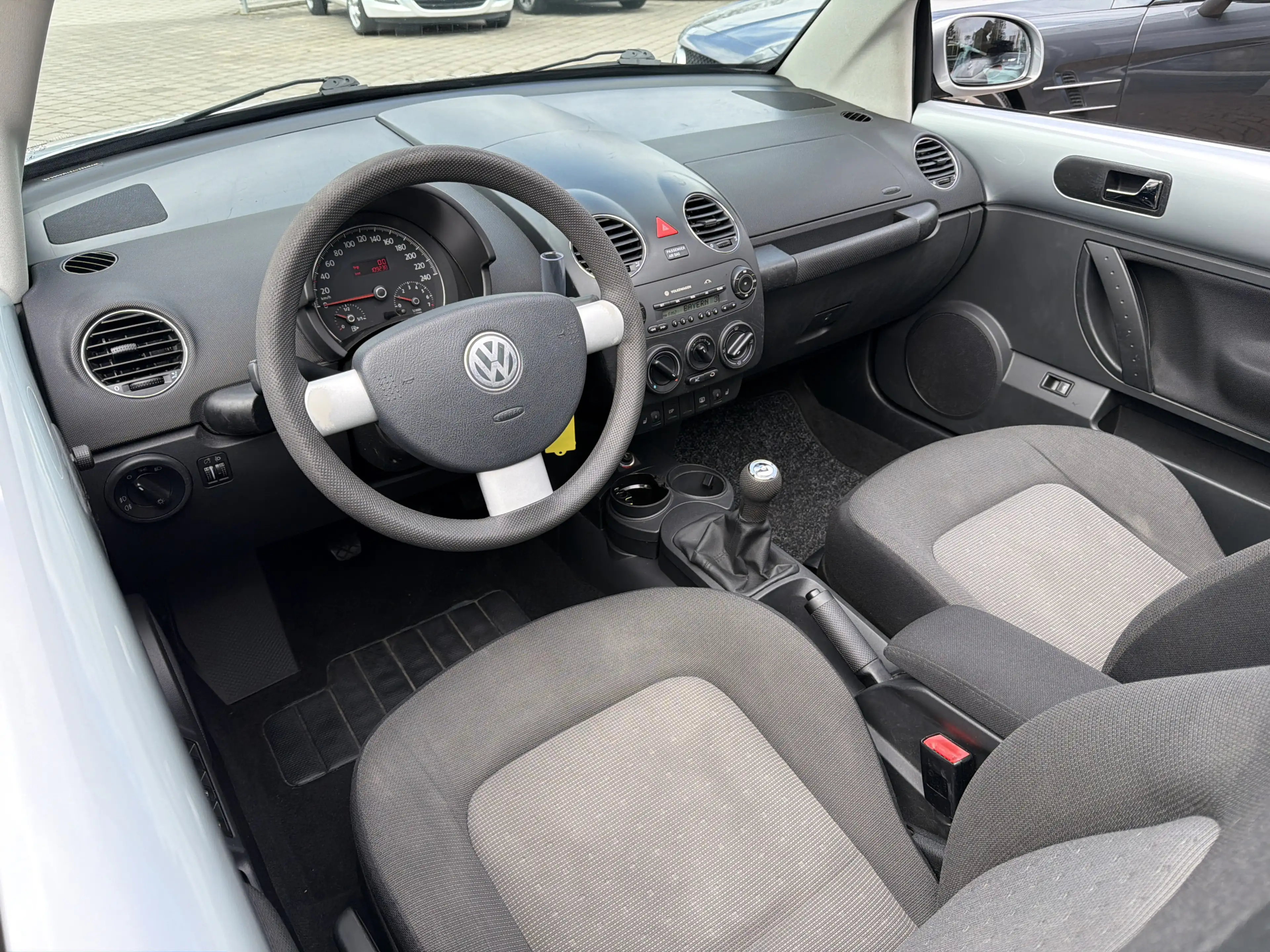 Volkswagen Beetle 1.6l Cabrio Klima*el. Verdeck* — photo 6