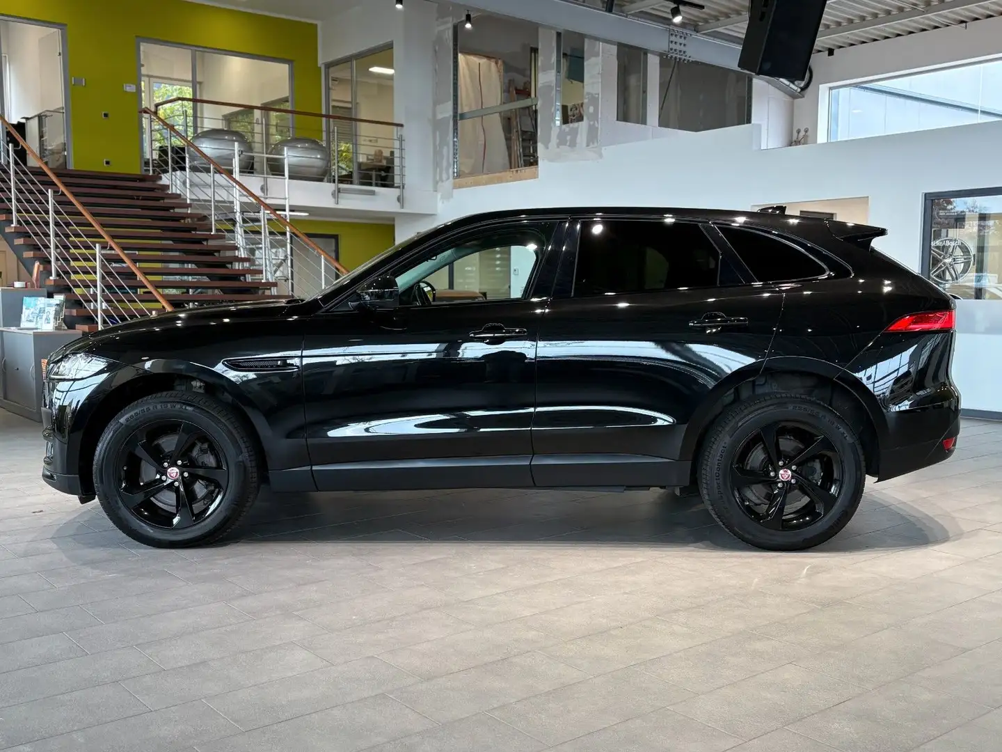 Jaguar F-Pace Portfolio AWD*Meridian*Bi-Xenon*RFK* Noir - 2
