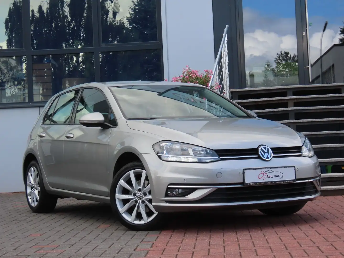 Volkswagen Golf 1.6 TDI DSG Highline Sitzheizung ACC Gris - 1