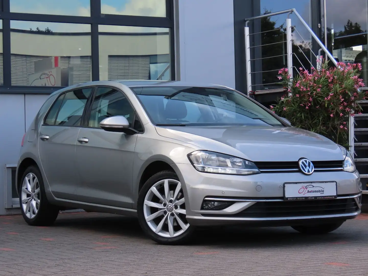 Volkswagen Golf 1.6 TDI DSG Highline Sitzheizung ACC Gris - 2