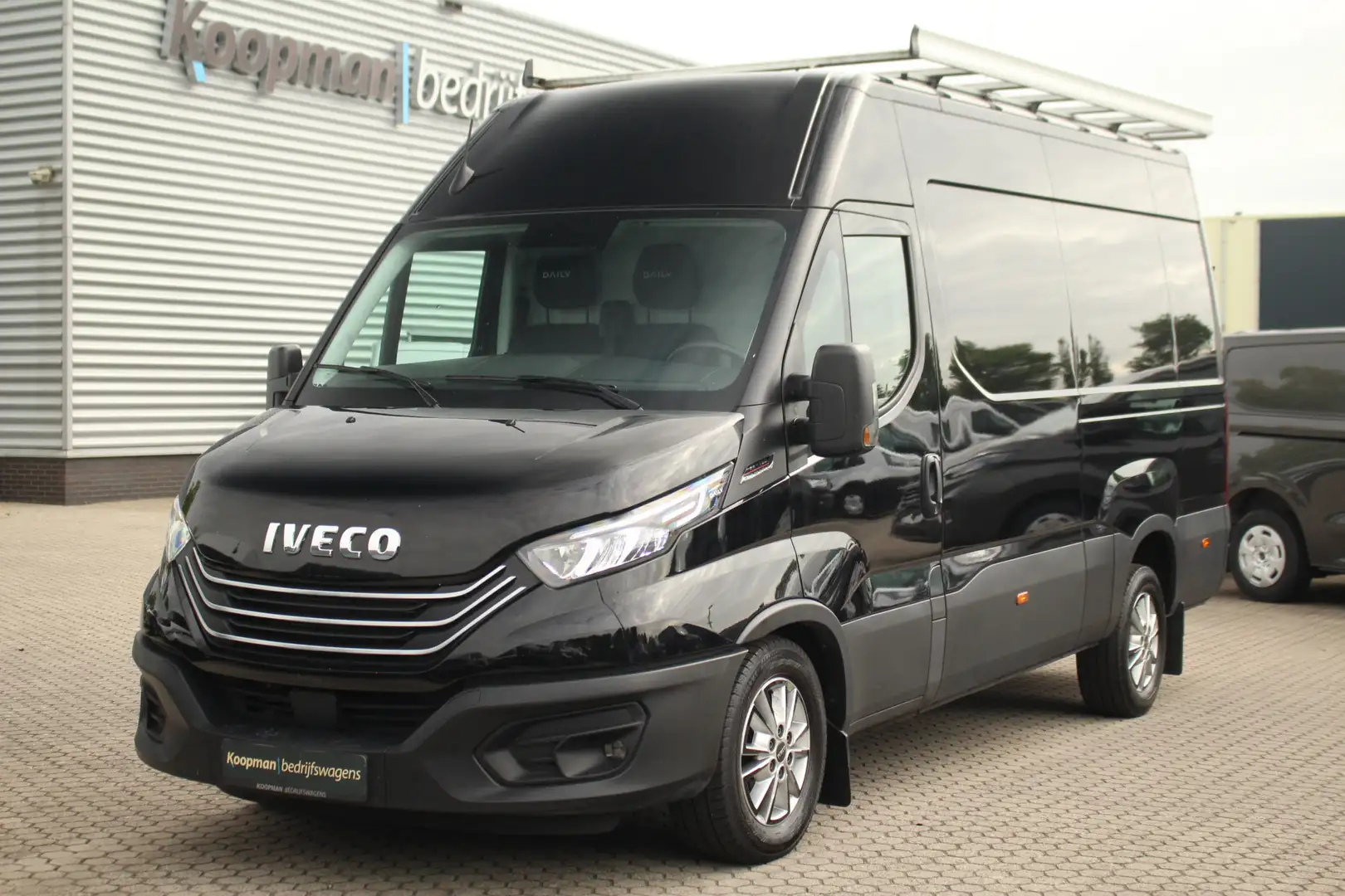 Iveco Daily 35S18A8 3.0 180pk 352 L2H2 | Automaat | Navi | Cam Zwart - 2