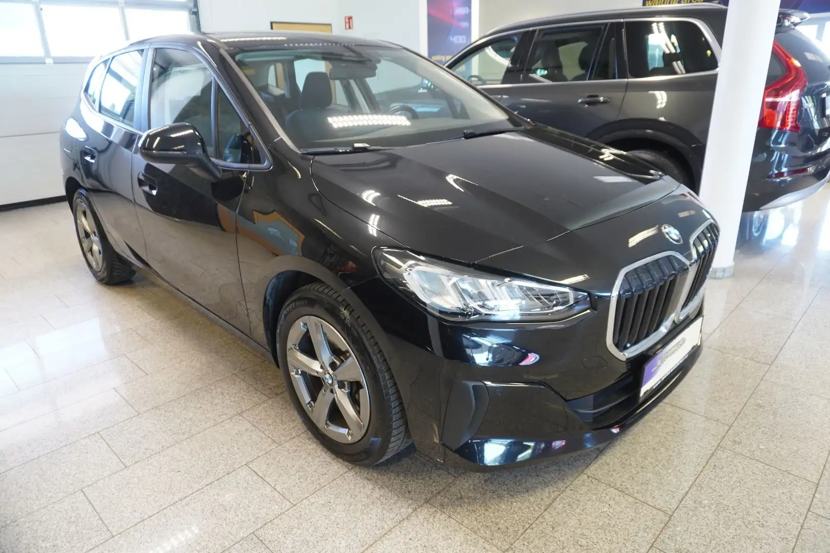 BMW 220 i Active Tourer 48 V Aut./MY23/Navi/Kamera Schwarz - 2