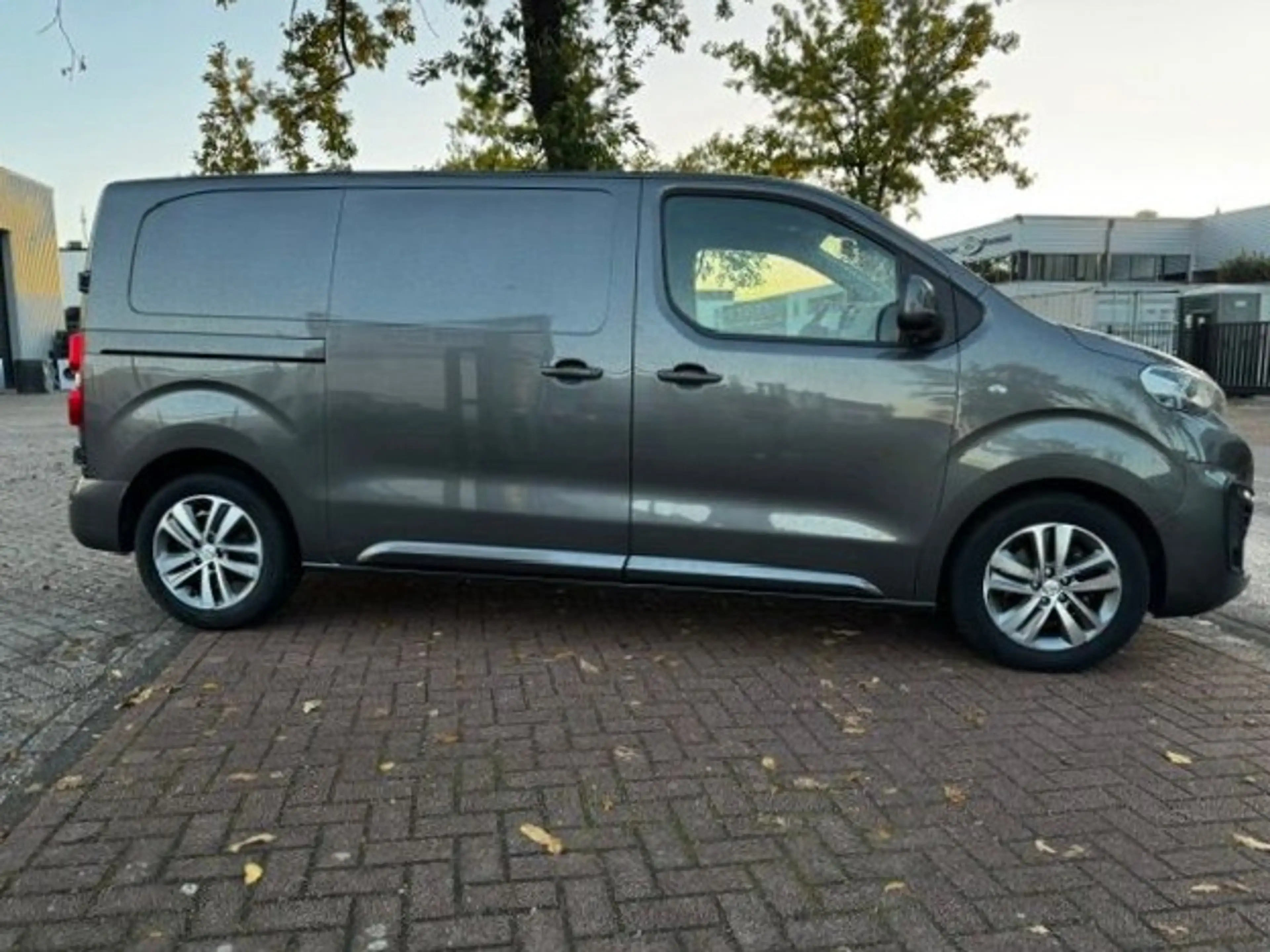 Peugeot Expert 2.0 BlueHDI 180pk L2 Premium Pack Automaat Euro6 A — photo 4