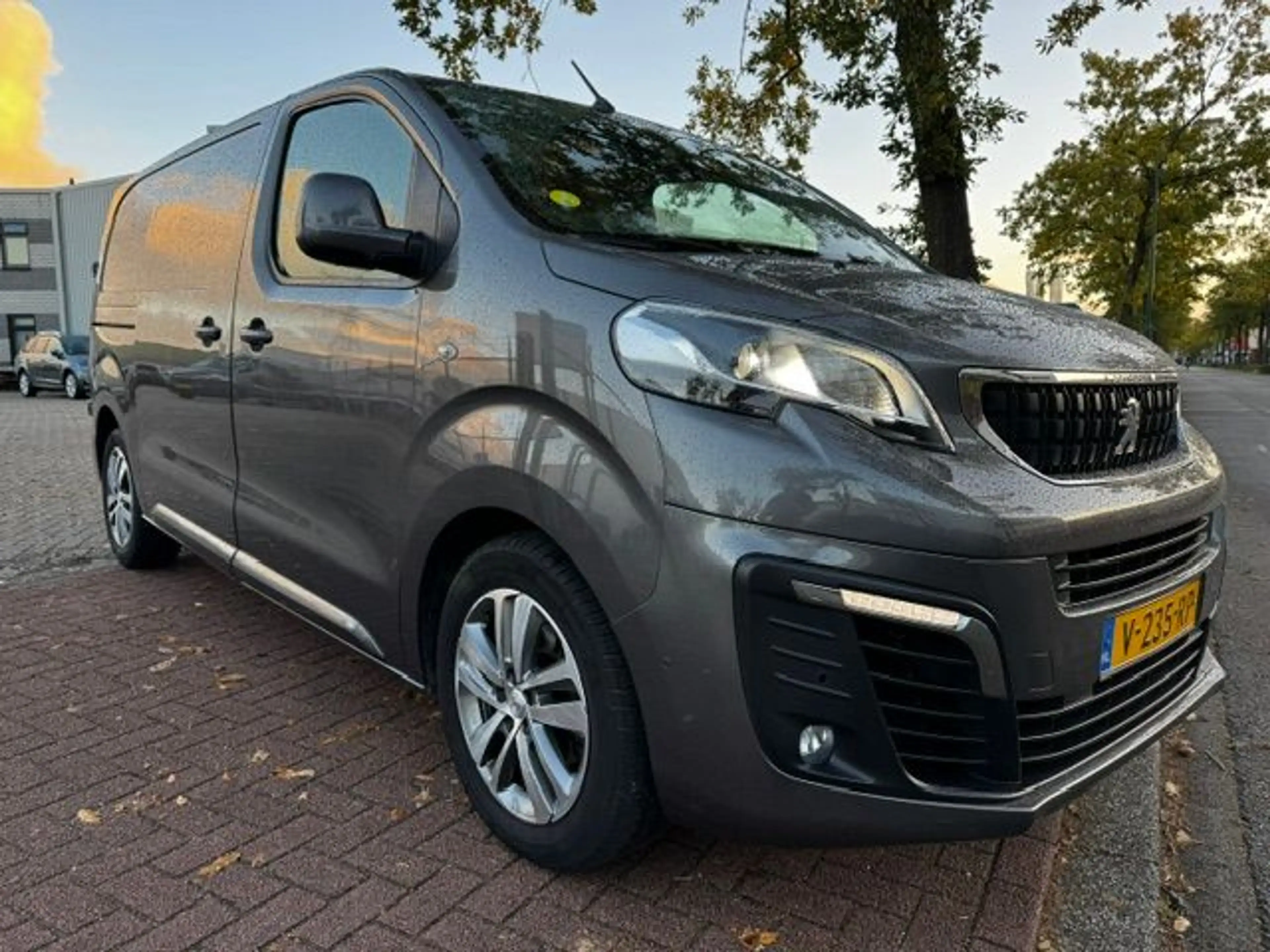 Peugeot Expert 2.0 BlueHDI 180pk L2 Premium Pack Automaat Euro6 A