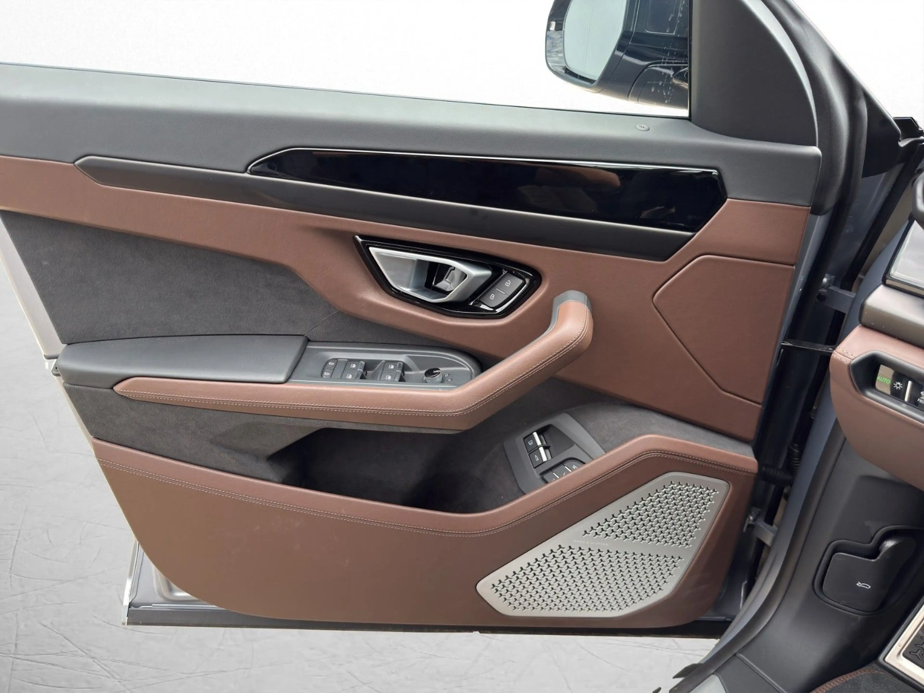 Lamborghini Urus 4.0 V8 PHEV SE — photo 9