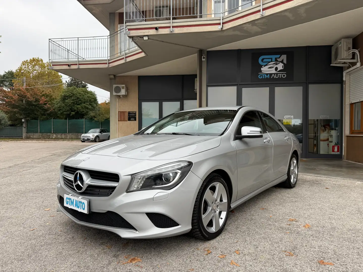 Mercedes-Benz CLA 200 Premium Gris - 2