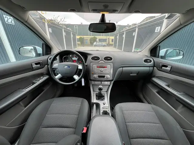Ford Focus view 8