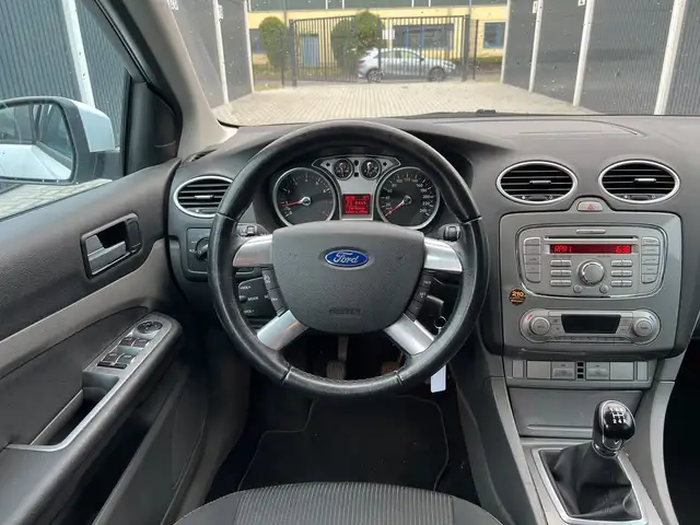Ford Focus view 14