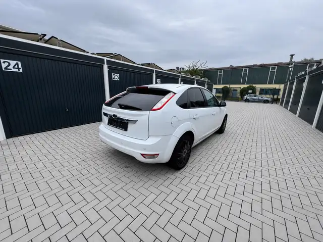 Ford Focus view 3