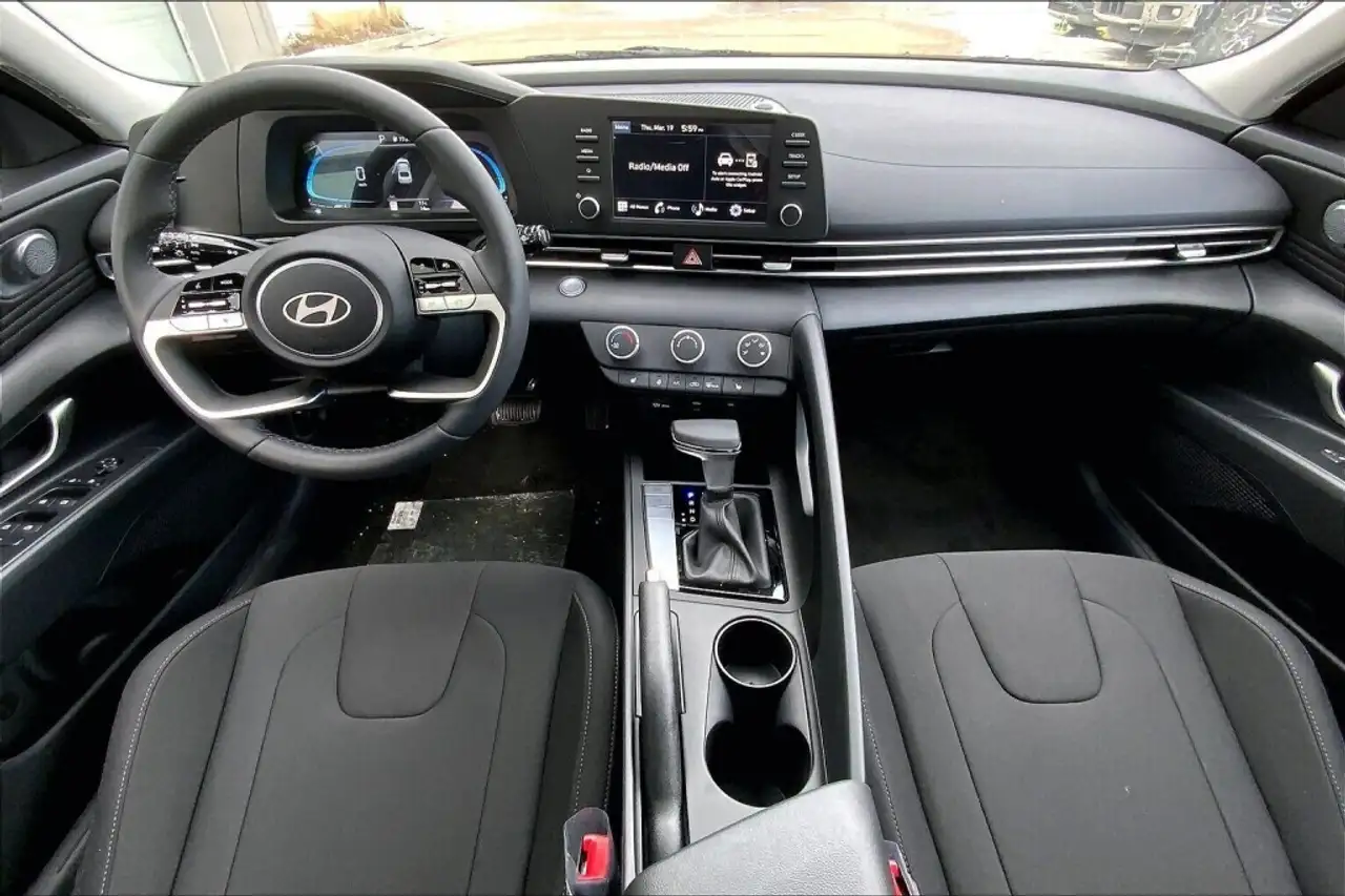 Hyundai ELANTRA снимка Hyundai ELANTRA