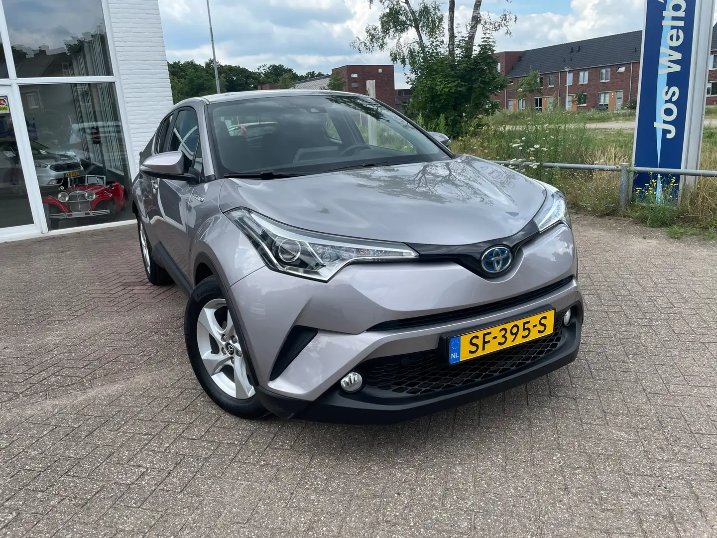Toyota C-HR 1.8 Hybrid Active Grijs - 2