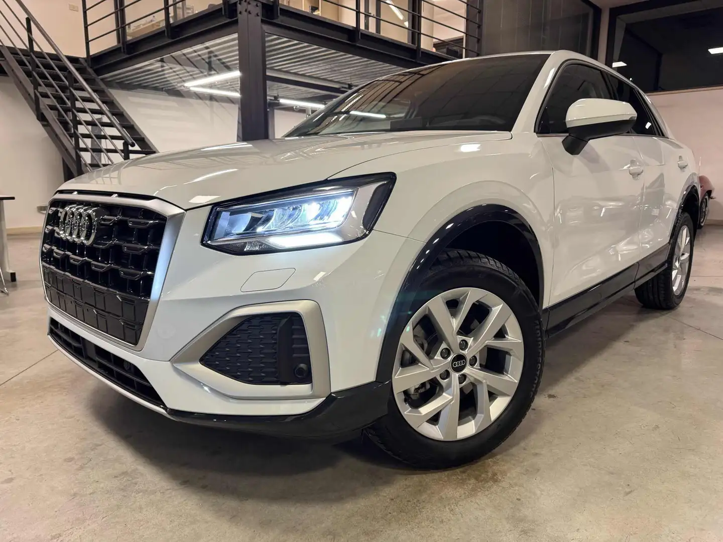 Audi Q2 35 TDI S tronic Business Advanced Weiß - 1