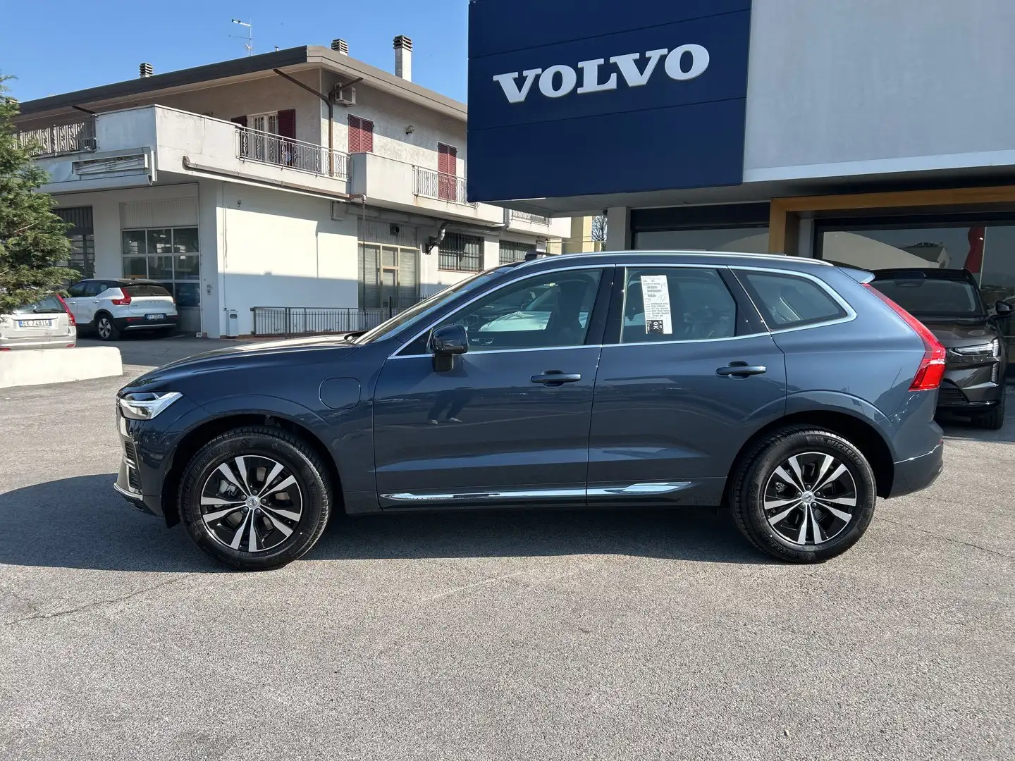 Volvo XC60 T6 Plug-in hybrid AWD automatico Essential Blu/Azzurro - 2