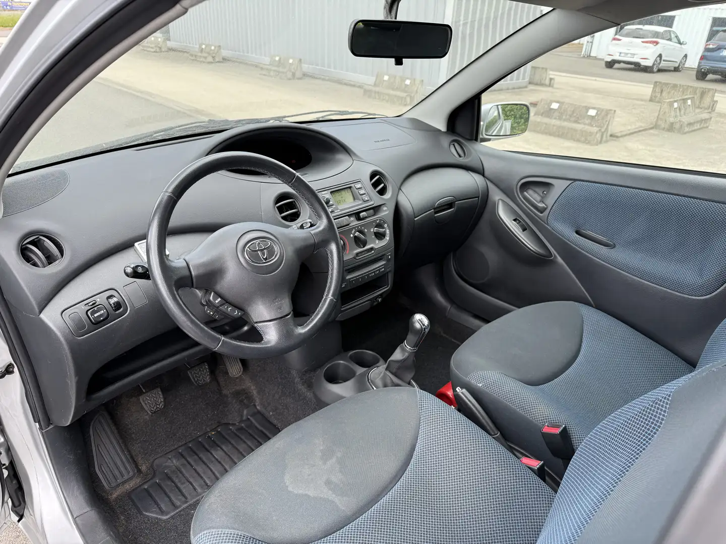 Toyota Yaris 1.0i VVT-i 65cv - Blue Line Airco / Vitres élec. Gris - 2