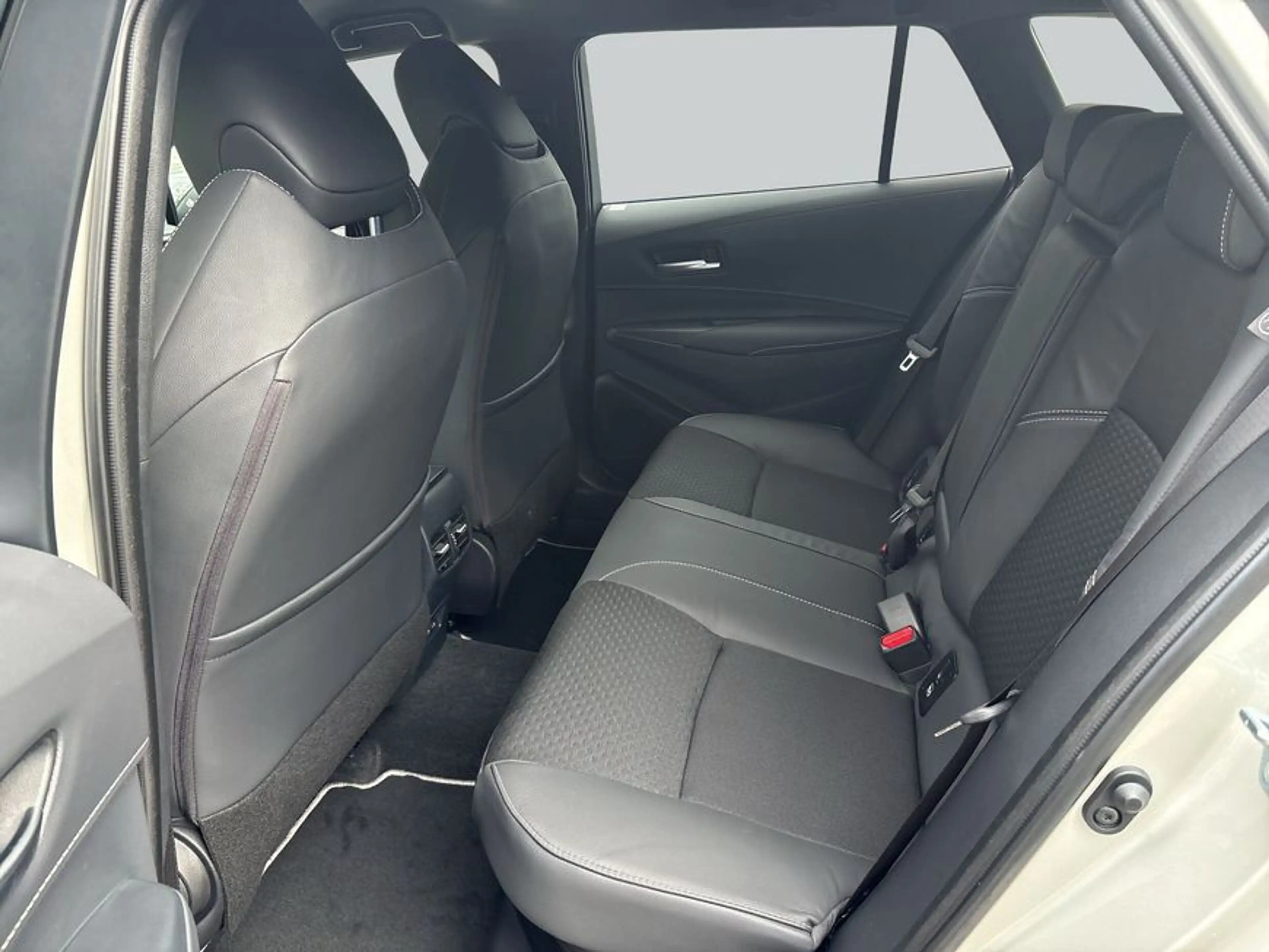 Toyota Corolla 2.0 Hybrid Touring Sports Lounge — photo 11