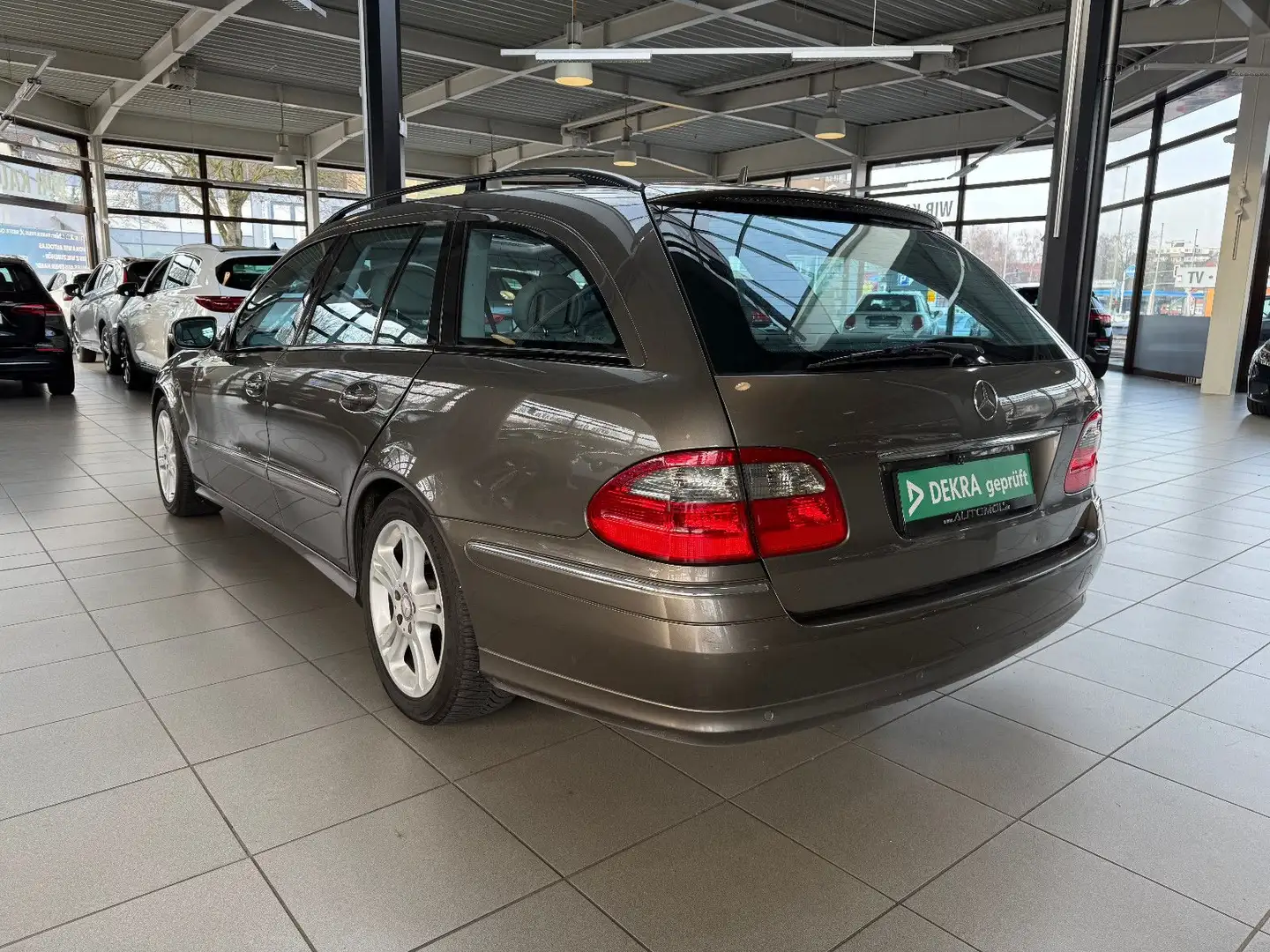 Mercedes-Benz E 220 E T-Modell Automatik, SHZ, Braun - 2