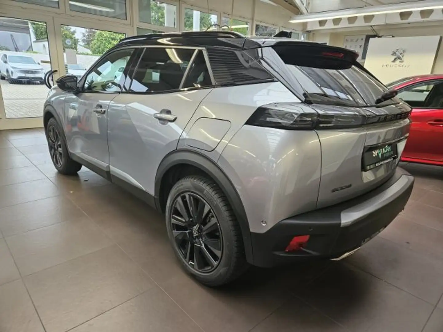 Peugeot 2008 PureTech 130 EAT8 GT Silber - 2