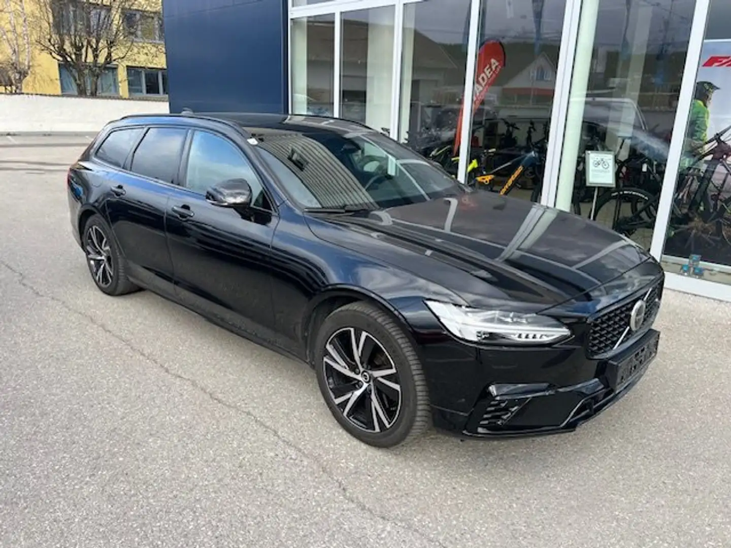 Volvo V90 Plus Dark Recharge Plug-In Hybrid AWD *55.000 km* Schwarz - 1